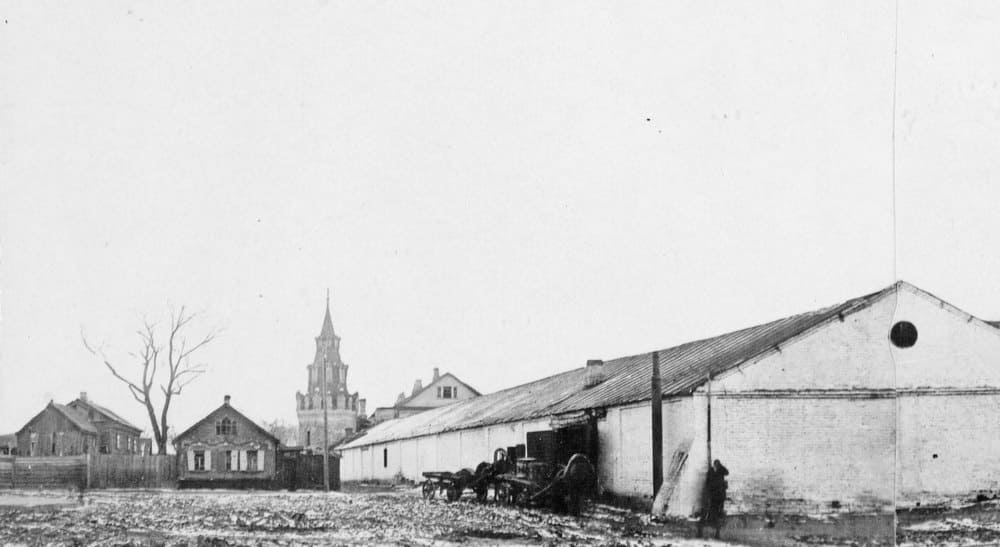 Северо-западная башня женского двора и кирпичные сараи начала XIX века. Фотография. 1933 год