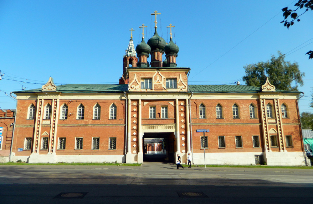 Надвратный корпус мужского двора Преображенского старообрядческого монастыря