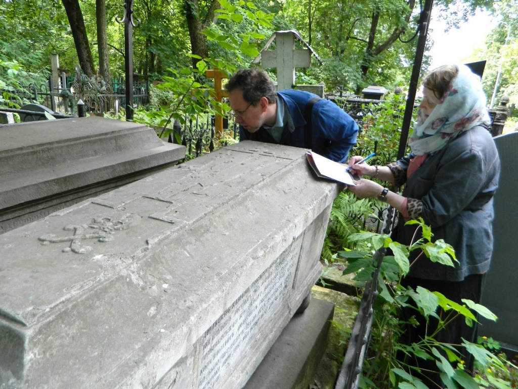 Е.Я. Зотова и А.Г. Дурнов проводят осмотр каменных надгробий на Преображенском некрополе