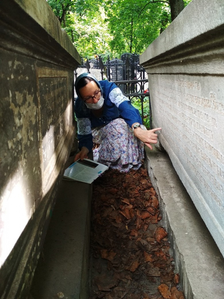 Ведущий научный сотрудник НИО Татьяна Викторовна Игнатова осматривает надписи на надгробиях Преображенского некрополя