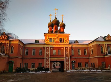 Надвратный корпус мужского двора Преображенского монастыря